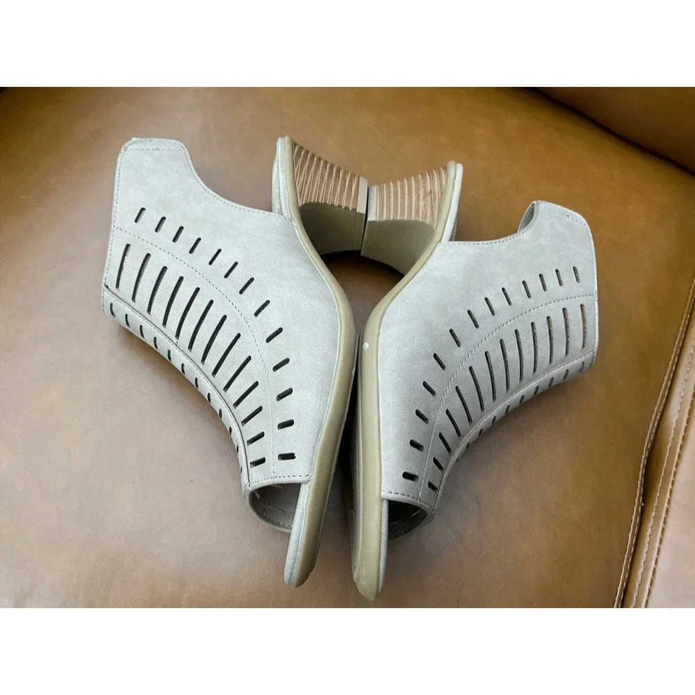 Easy Street Elevate Sandal Womens 10M Sand Perforated Block Heel 31-7796